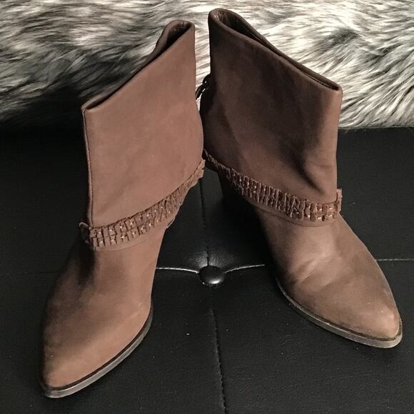 B. Makowski Brown Suede Ankle Boots 7M - Picture 1 of 9